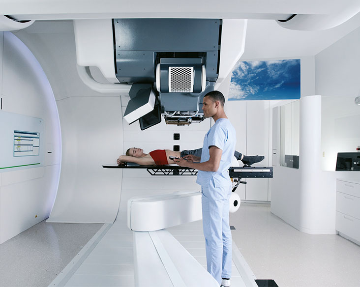 paciente con medico en sala de tratmiento