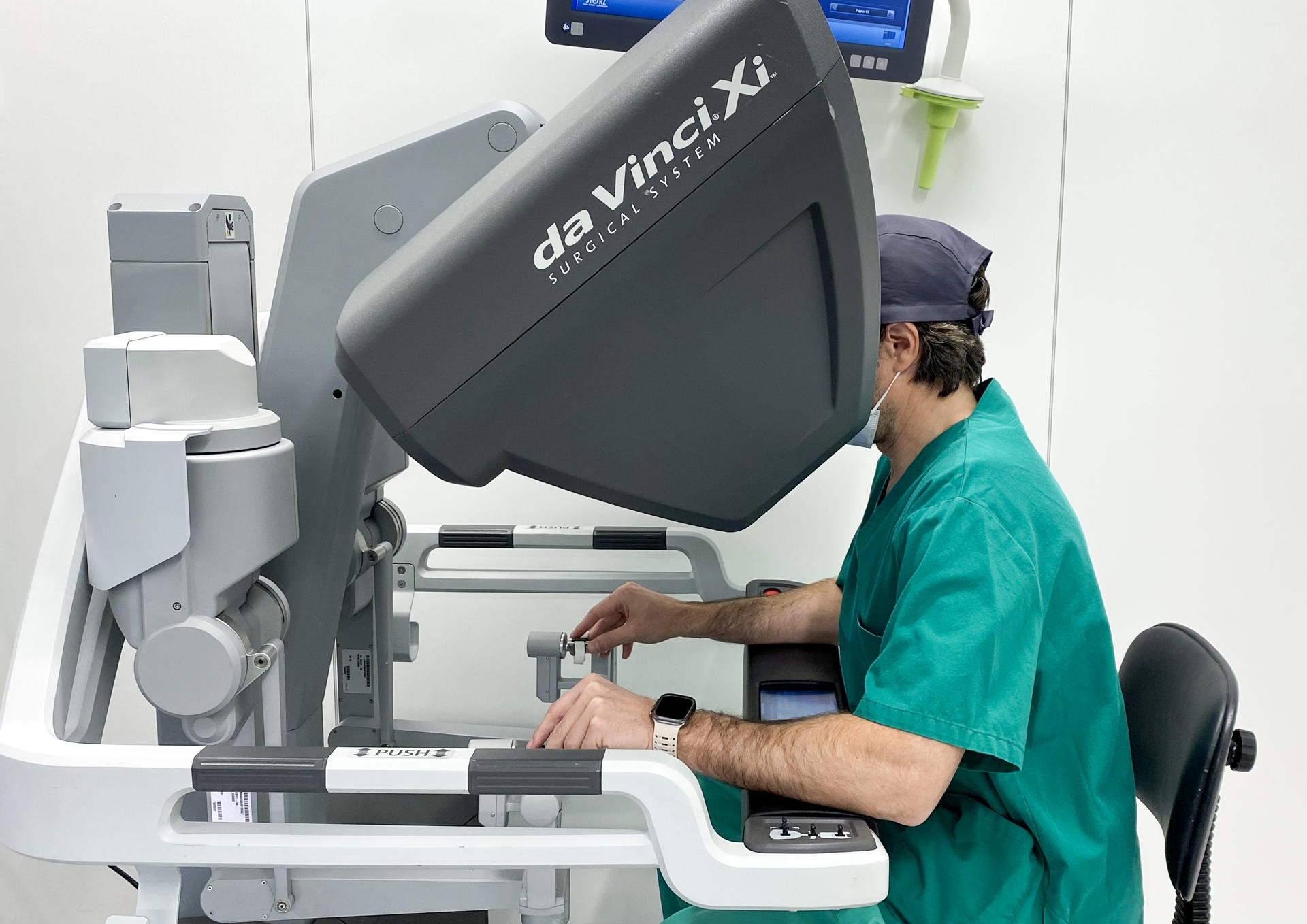 Vithas Arturo Soria opera con robot Da Vinci los casos más complejos de cáncer de vejiga