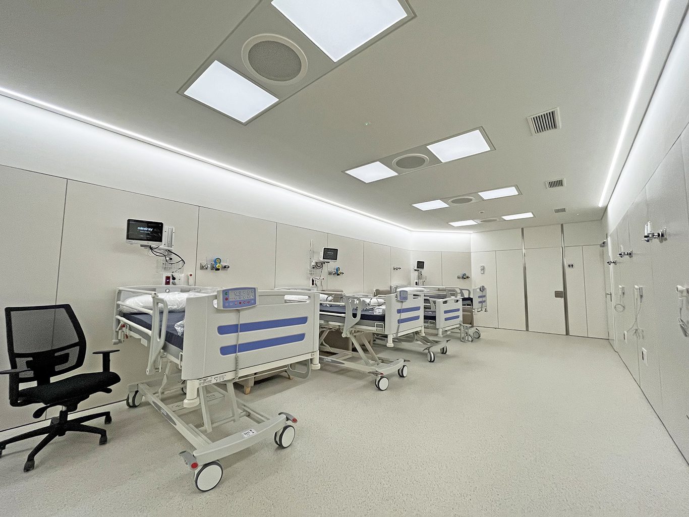 sala-tratamiento-pacientes-varias-camas